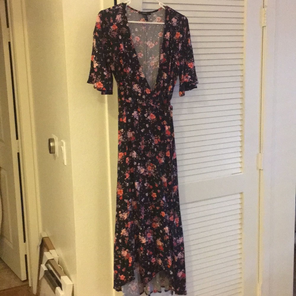 Super flattering wrap dress ❤️